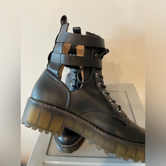 Stylish Even&Odd Black Leather Combat Boots with straps - Picture 5 of 7